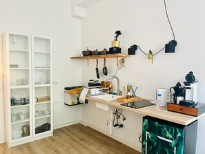 Fridge, stovetop, coffee/tea maker, electric kettle