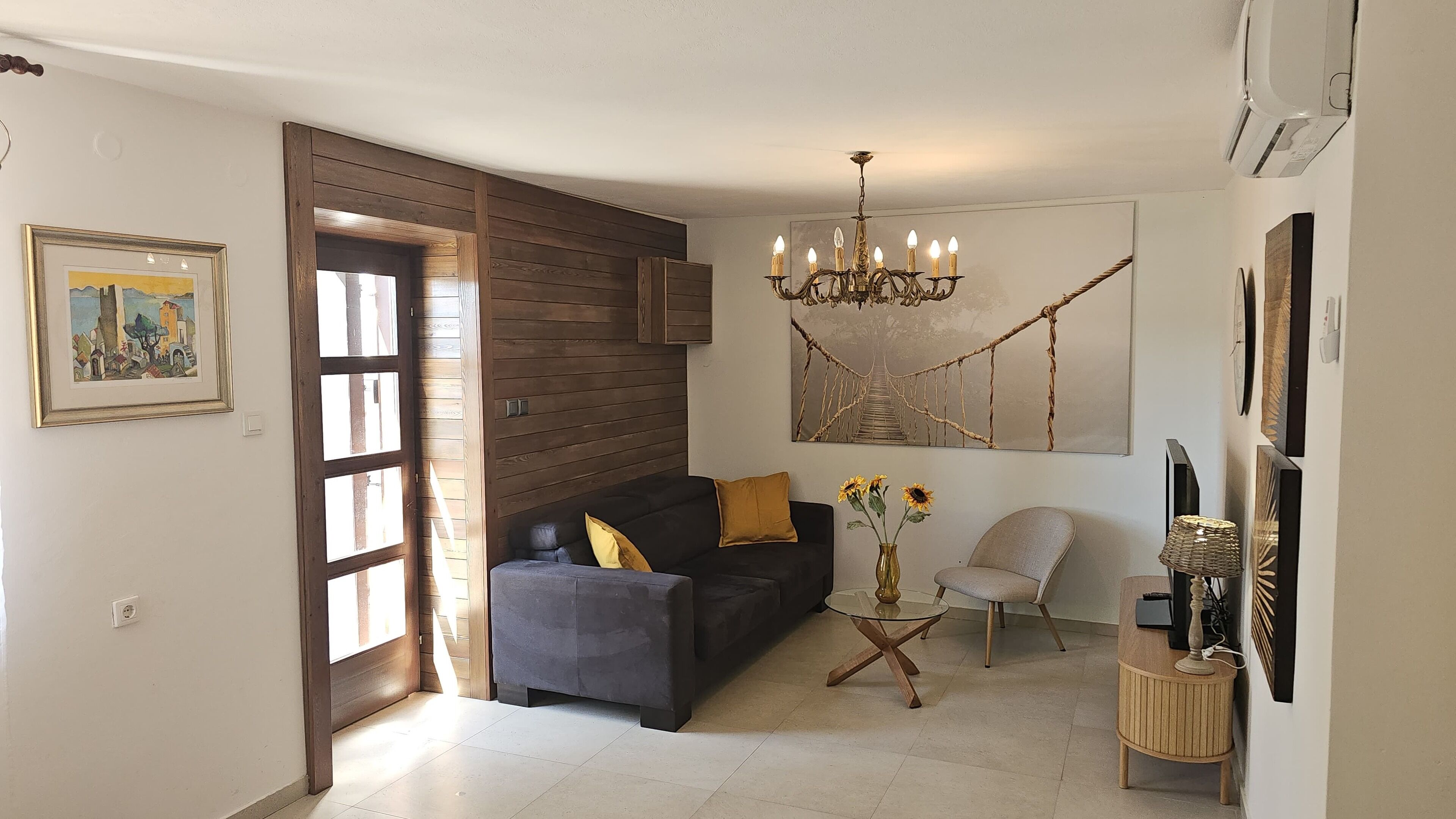 Klassiek huis, 2 slaapkamers, uitzicht op zee | Woonruimte | Een 55-inch televisie met digitale zenders