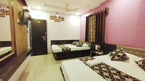 家庭四人房 | 客廳 | 電視