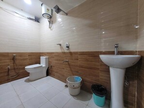 Ducha, toallas, jabón, papel higiénico