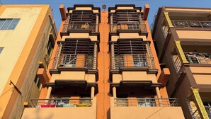 Un edificio con un cartel que indica Hotel y Restaurante Radhe Shyam en la calle Old Digga Shibalaya.