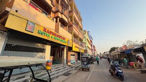 Un edificio de varios pisos con un letrero que dice Radhe Shyam Hotel & Restaurant.