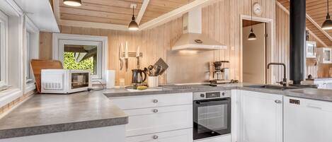 Kühlschrank, Mikrowelle, Geschirrspüler, Kochgeschirr/Geschirr/Besteck