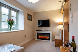 TV, fireplace - Beautifully presented dog friendly - Evenlode Cottage (Stow-on-the-Wold)