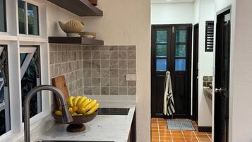 Microondas, parrilla de estufa, utensilios de cocina y condimentos