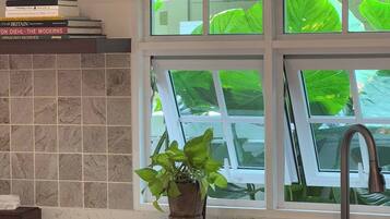 Microondas, parrilla de estufa, utensilios de cocina y condimentos