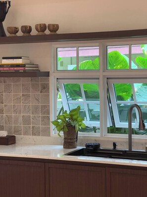 Microondas, parrilla de estufa, utensilios de cocina y condimentos 