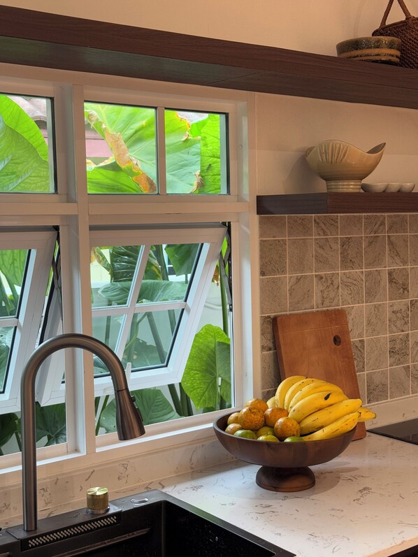 Microondas, parrilla de estufa, utensilios de cocina y condimentos 