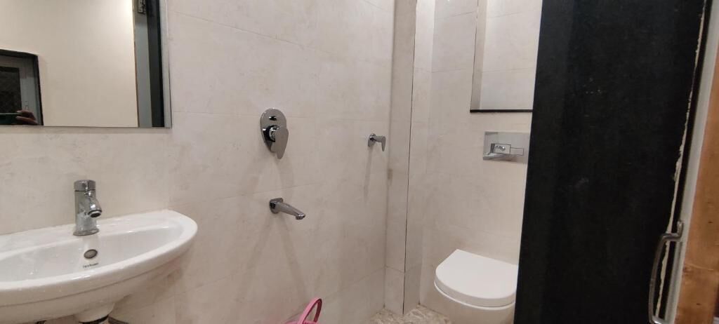 Un baño con lavamanos, inodoro y ducha.