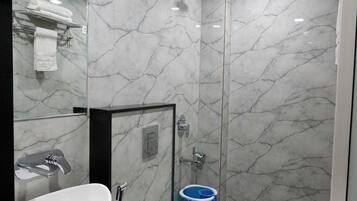 تجهيزات دش، خف للقدمين، مناشف، صابون