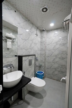 Shower, sandal, handuk, dan sabun