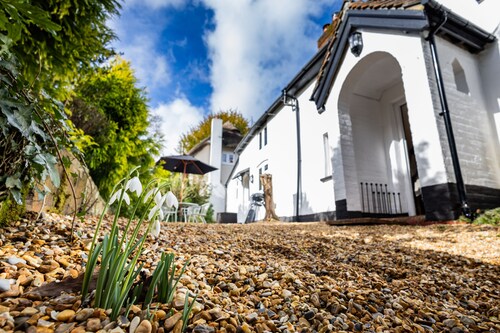 Yew Tree Cottage - detached cob cottage in the heart of Nomansland.