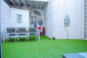 Outdoor dining - Charming house - city center - 8 people (Les Sables-d´Olonne)