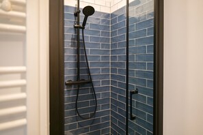 Dusche, Haartrockner, Handtücher
