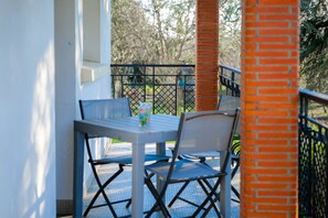Outdoor dining - Charming apartment on the upper floor of a house with a garden - Saint Michel district - 5 people (Les Sables-d´Olonne)