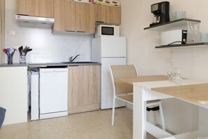 Refrigerador, microondas, horno y lavavajillas 
