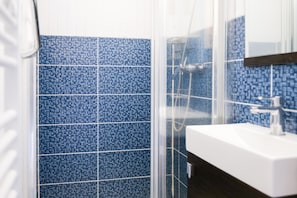 Dusche, Haartrockner, Handtücher
