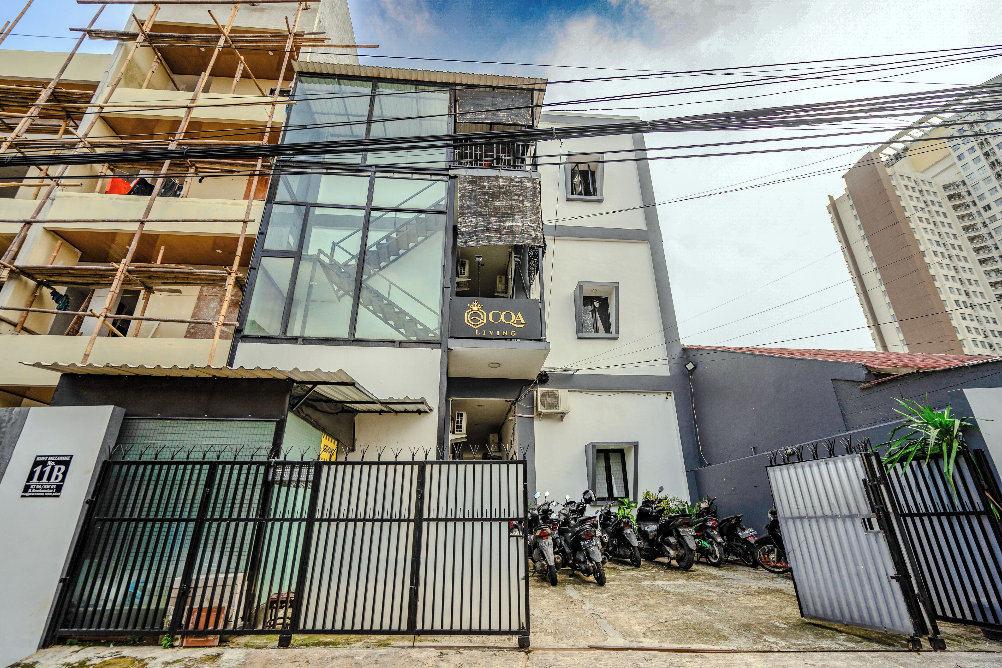 Vista frontal de la propiedad