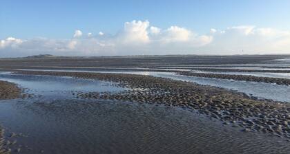 Atmospheric Chalet Near the Wadden Sea