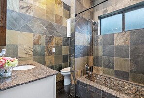Douche, sèche-cheveux, serviettes fournies, savon