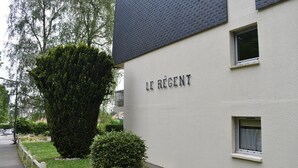 A building with the sign "LE RÉGENT" indicating a hotel.
