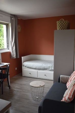 1 habitación, tabla de planchar con plancha y wifi 