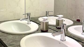 Een haardroger, handdoeken