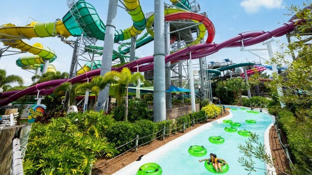 Un parc aquatique doté de nombreux toboggans et d’un espace piscine avec des bouées gonflables.
