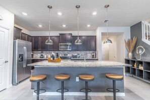 Fridge, microwave, oven, stovetop - 5BR Townhome, Windsor Island – 10 Mi to Disney (Davenport)