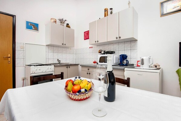 Réfrigérateur, four à micro-ondes, un four, surface de cuisson