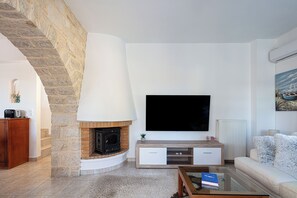 Smart TV - Villa Delfi /w private pool, at a serene village (Agia Triada)