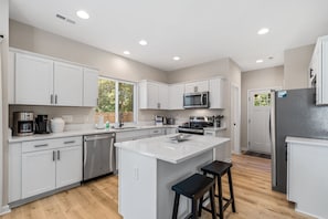 Frigorífico, microondas, horno y placa de cocina