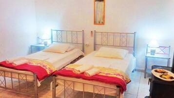 2 chambres, coffres-forts dans les chambres, bureau