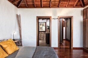 3 dormitorios, tabla de planchar con plancha, cuna de viaje