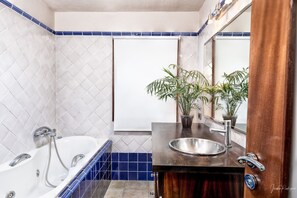 シャワー、ヘアドライヤー、タオル、石鹸