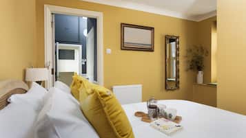 2 bedrooms, desk, iron/ironing board, Internet