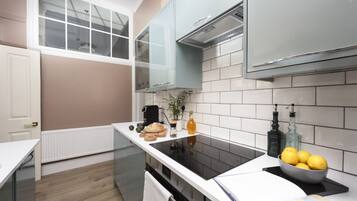 Kjøleskap, mikrobølgeovn, ovn og kokeplater