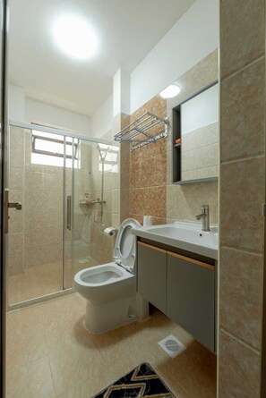 Chuveiro, toalhas de banho, sabonete, shampoo
