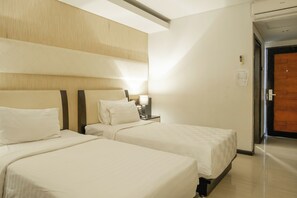 1 bedroom, desk, WiFi, bed sheets - Chic City Hotel - Bali (5KM from FAMOUS BALI BEACH) (Bali)