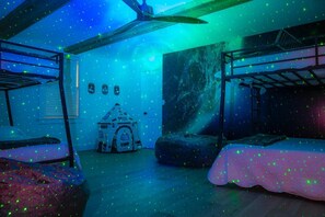 6 bedrooms, desk, bed sheets