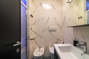 Shower, hair dryer, bidet, towels - Modern downtown apartment with panoramic view of St. Peter's dome (Roma)