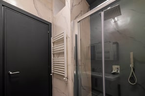Dusche, Haartrockner, Bidet, Handtücher