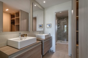 Douche, sĂšche-cheveux, bidet, serviettes fournies
