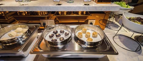 Buffet breakfast on weekends (CNY 58 per person)