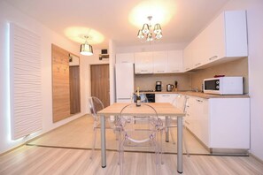 Réfrigérateur, four à micro-ondes, un four, surface de cuisson