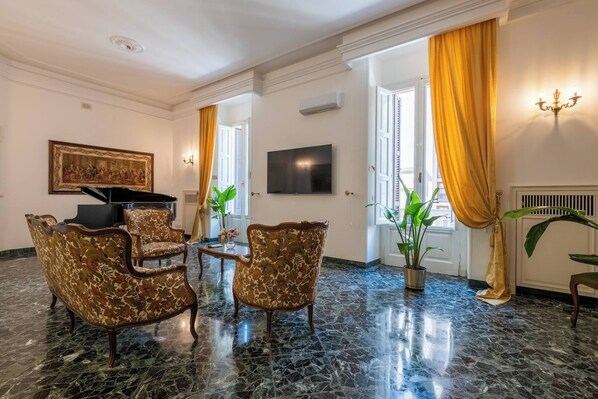 Apartment, 3 Schlafzimmer, barrierefrei, Balkon | Wohnzimmer | Bücher