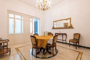 Apartamento, 3 quartos, acessível, sacada | Sala de jantar