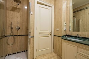 Departamento, 3 habitaciones, con acceso para personas discapacitadas, balcón | Baño | Papel de baño 