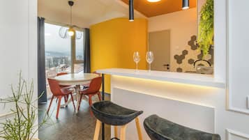 Studio, meerdere slaapkamers, balkon, uitzicht op stad | Dineerruimte