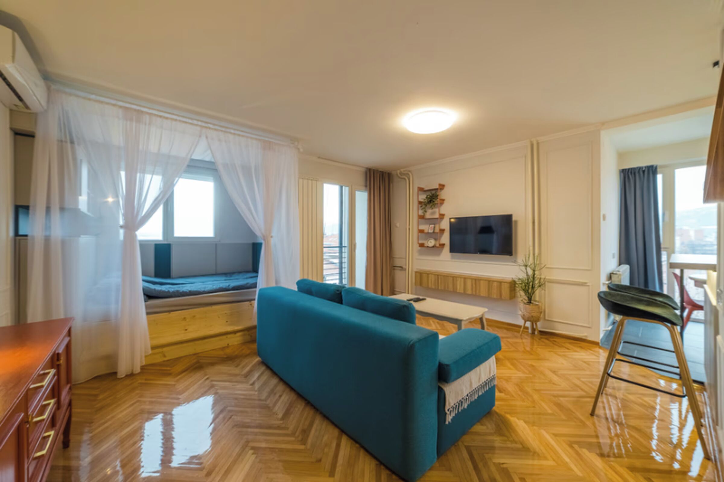 Estudio, varias habitaciones, balcón, vista a la ciudad | Sala de estar